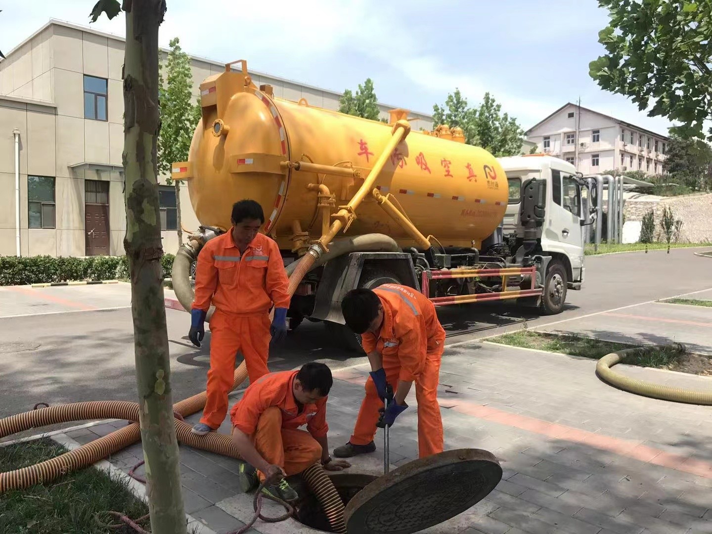 修文管道疏通车停在窨井附近