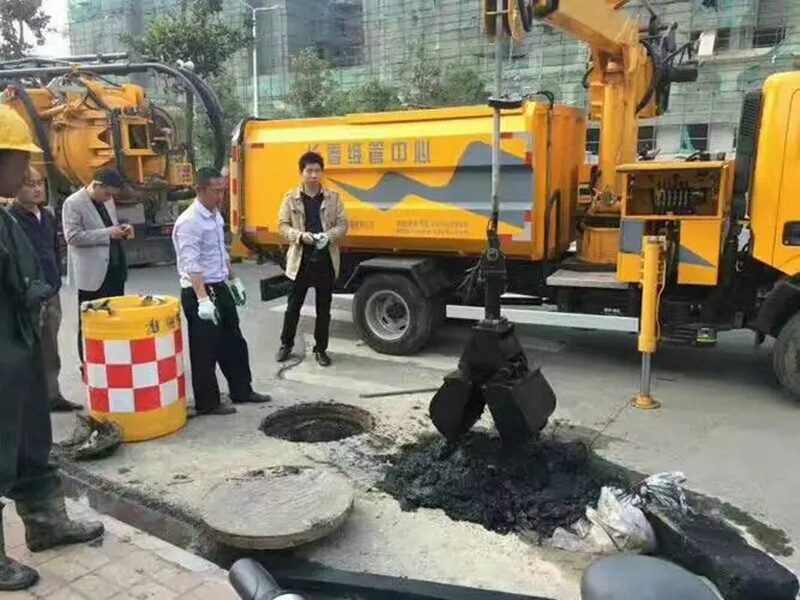 修文街道：网格员化身“清道夫”，为民解忧疏通“堵心”化粪池