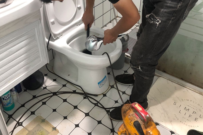 修文马桶堵塞自己疏通还是找师傅?专业上门服务让你省时更省心